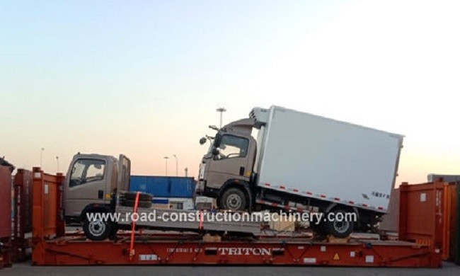Dernière affaire concernant 1 unité HOWO 4x2 camion de réfrigérateur de 6 tonnes et 1 camion de cargaison vers la Micronésie
